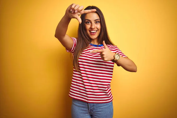 Junge Schöne Frau Gestreiftem Shirt Vor Isoliertem Gelben Hintergrund Lächelnd — Stockfoto