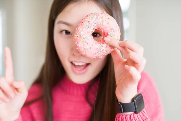 Hermosa Mujer Asiática Comiendo Rosado Azúcar Donut Sorprendido Con Una —  Fotos de Stock