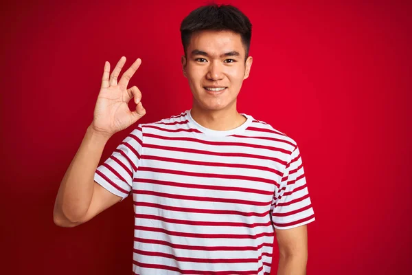 Junger Asiatischer Chinese Gestreiftem Shirt Der Über Isoliertem Rotem Hintergrund — Stockfoto