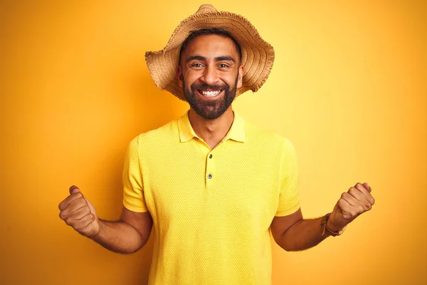 Jovem Índio Férias Usando Chapéu Verão Sobre Fundo Amarelo Isolado — Fotografia de Stock