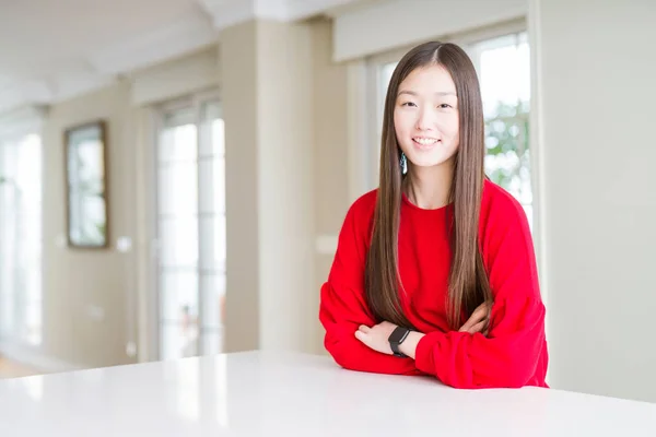 Hermosa Mujer Asiática Vistiendo Suéter Rojo Mesa Blanca Cara Feliz —  Fotos de Stock