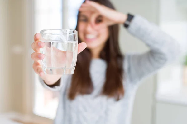 Schöne Junge Frau Trinkt Ein Frisches Glas Wasser Mit Glücklichem — Stockfoto