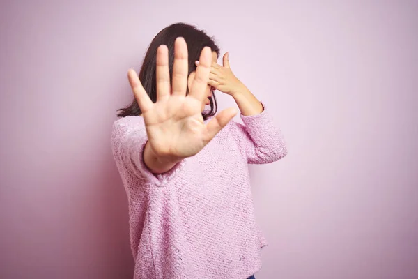 Ung Vacker Brunett Kvinna Klädd Tröja Över Rosa Isolerad Bakgrund — Stockfoto