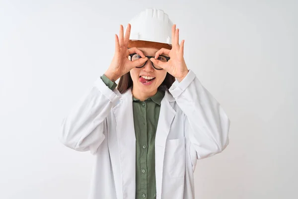 Jonge Chinese Ingenieur Vrouw Dragen Vacht Helm Bril Geïsoleerde Witte — Stockfoto