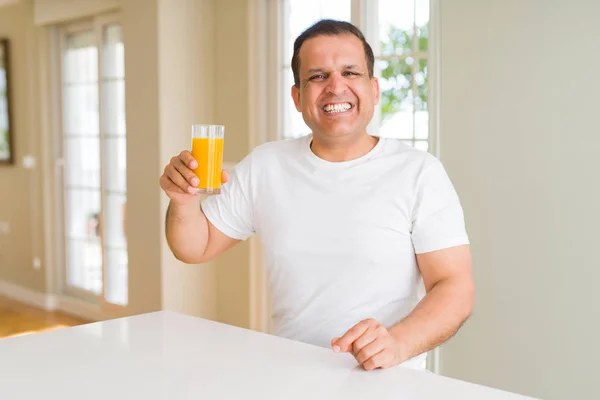 Hombre Mediana Edad Bebiendo Vaso Jugo Naranja Casa Con Una — Foto de Stock