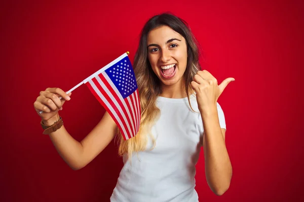 Ung Kvinna Som Innehar Amerikas Förenta Stater Flagga Över Röd — Stockfoto