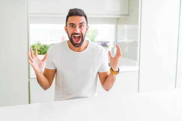 Bello Ispanico Uomo Casual Bianco Shirt Casa Che Celebra Pazzo — Foto Stock