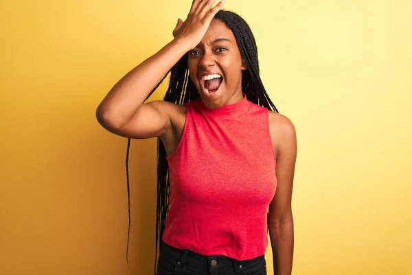 Afro Amerikaanse Vrouw Met Rood Casual Shirt Geïsoleerde Gele Achtergrond — Stockfoto