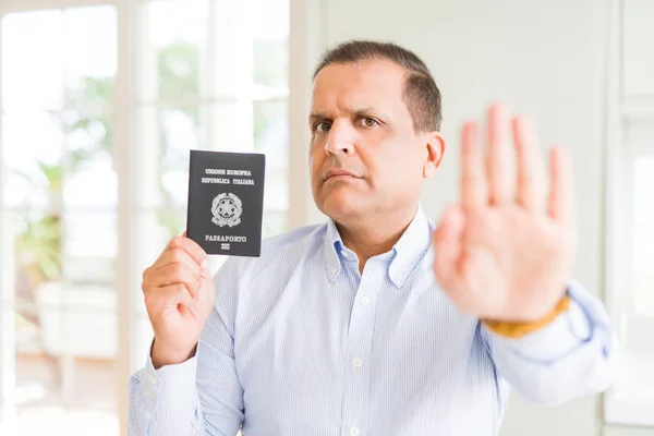 Hombre Mediana Edad Sosteniendo Pasaporte Italia Con Mano Abierta Haciendo — Foto de Stock