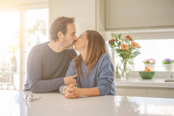 Romantisches Paar Mittleren Alters Sitzt Zusammen Und Küsst Sich Hause — Stockfoto