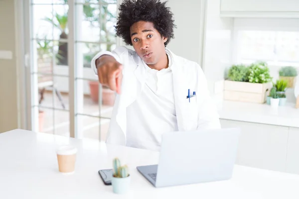 Médico Afro Americano Trabalhando Com Laptop Clínica Apontando Com Dedo — Fotografia de Stock