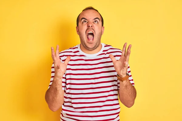 Junger Mann Lässig Gestreiftem Shirt Vor Isoliertem Gelben Hintergrund Verrückt — Stockfoto