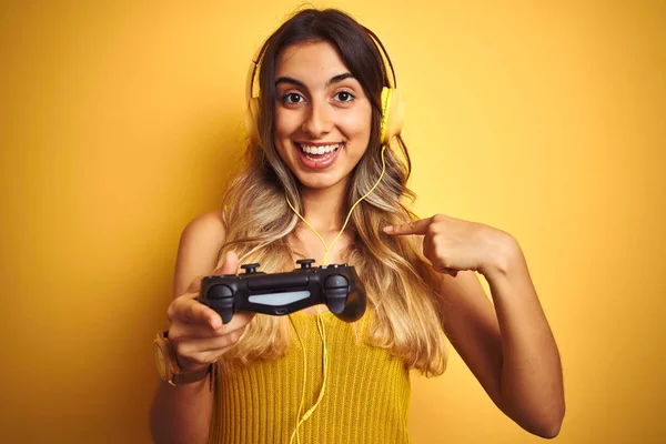 Joven Hermosa Mujer Jugando Videojuego Utilizando Gamepad Sobre Fondo Aislado — Foto de Stock