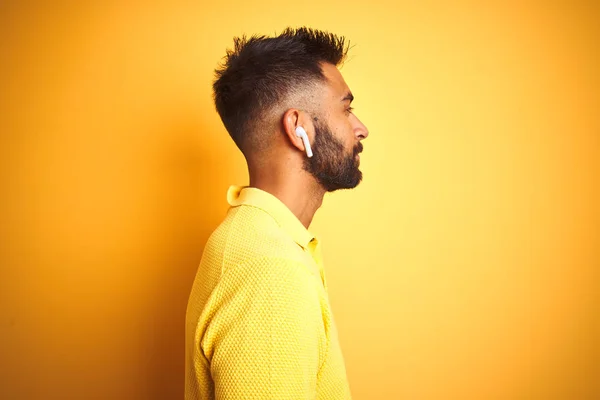 Νέος Ινδός Άνθρωπος Ακούγοντας Μουσική Χρησιμοποιώντας Ακουστικά Στέκεται Πάνω Από — Φωτογραφία Αρχείου