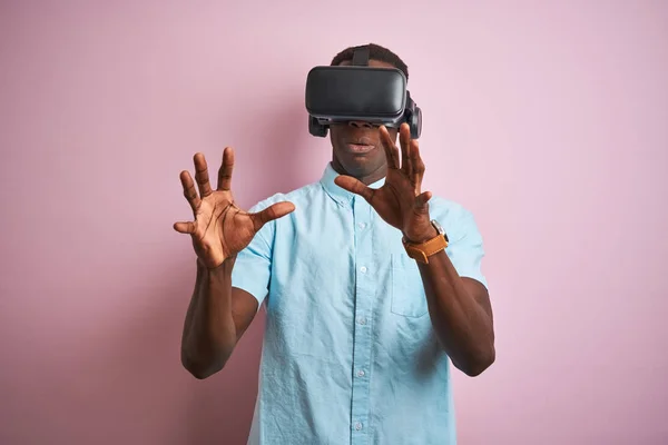 Young African American Man Playing Virtual Reality Game Using Goggles — Stock Photo, Image