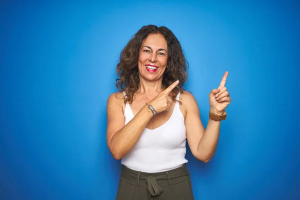 Middelbare Leeftijd Senior Vrouw Met Krullend Haar Staande Blauwe Geïsoleerde — Stockfoto