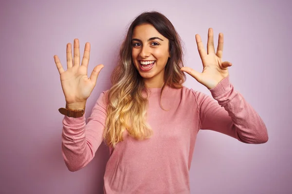 Giovane Bella Donna Indossa Maglione Sfondo Rosa Isolato Mostrando Indicando — Foto Stock