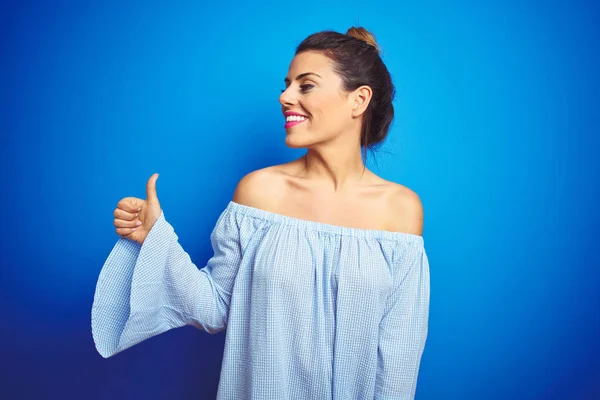 Junge Schöne Frau Trägt Dutt Frisur Über Blauem Isoliertem Hintergrund — Stockfoto