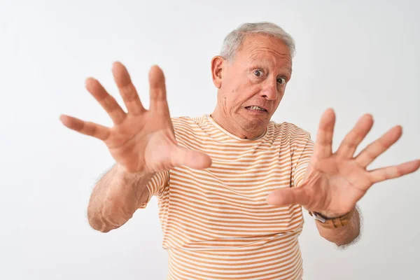 Starší Šedovlasý Muž Oblečený Pruhovaného Trička Stojící Osamělém Bílém Pozadí — Stock fotografie