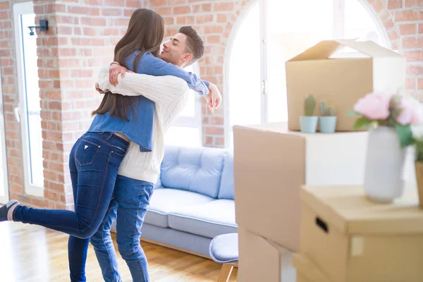 Mooie Jonge Aziatische Paar Knuffelen Liefde Glimlachend Blij Zeer Enthousiast — Stockfoto