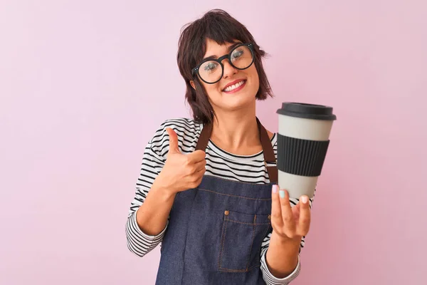 Jovem Bela Barista Mulher Usando Óculos Segurando Café Sobre Fundo — Fotografia de Stock