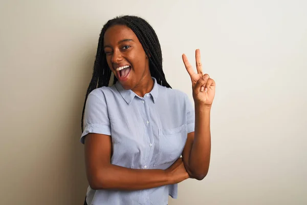 Mladá Africká Američanka Pruhované Košili Stojící Nad Osamělým Bílým Pozadím — Stock fotografie