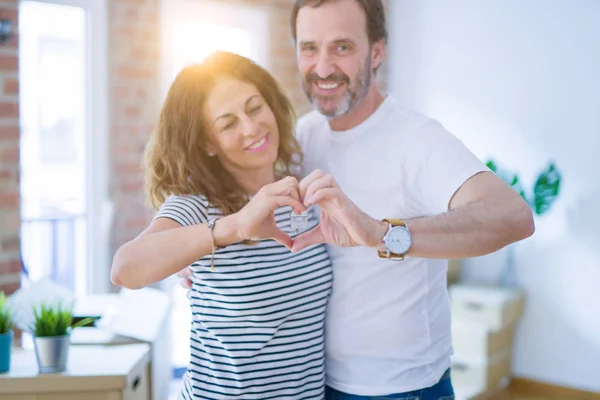 로맨틱 부부는 열쇠를 보여주는 새로운 집으로 이동행복 손으로 모양을하고 — 스톡 사진