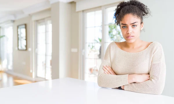 Hermosa Joven Afroamericana Con Cabello Afro Sentada Mesa Casa Escéptica — Foto de Stock