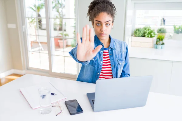 Ung Afrikansk Amerikansk Student Kvinna Med Hjälp Dator Laptop Med — Stockfoto