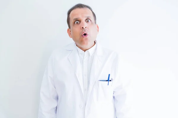 Μέσης Ηλικίας Γιατρός Άντρας Φορώντας Ιατρικό Παλτό Πάνω Από Λευκό — Φωτογραφία Αρχείου