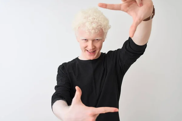 Ung Albino Blond Man Klädd Svart Shirt Stående Över Isolerad — Stockfoto