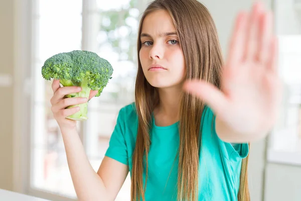 Menina Bonita Comendo Brócolis Fresco Com Mão Aberta Fazendo Sinal — Fotografia de Stock