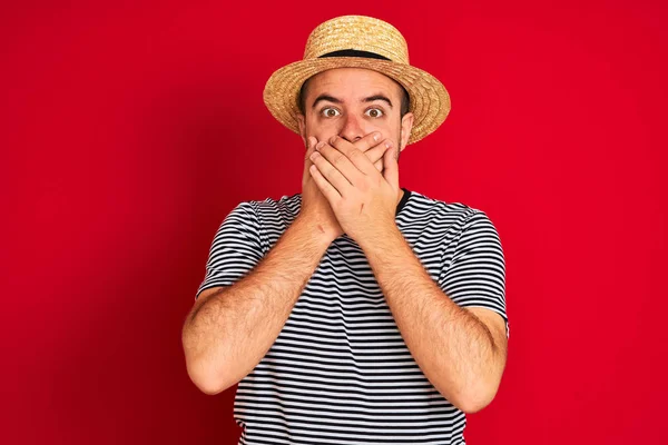 Jovem Vestindo Camiseta Listrada Marinha Chapéu Sobre Fundo Vermelho Isolado — Fotografia de Stock