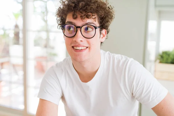 Joven Hombre Guapo Con Gafas Sonriendo Mirando Lado Mirando Hacia —  Fotos de Stock