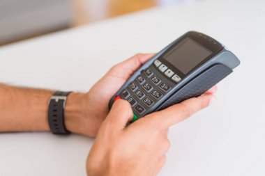 Adam eller satış terminali, dataphone noktası tutarak yakın 