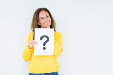 Düşünme ve izole arka plan ciddi bir yüz düşünme hakkında soru, çok karışık bir fikir üzerinde soru işareti simgesi ile kağıt tutan orta yaş kadın