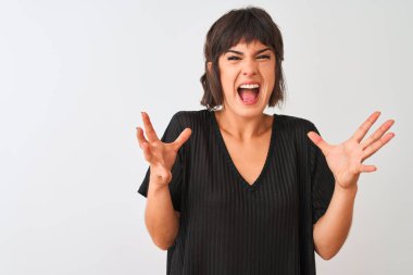 Siyah tişört giyen genç güzel kadın izole beyaz arka plan üzerinde ayakta kollarını kaldırdı ve kapalı gözleri heyecan çığlık ile başarı için deli ve deli kutluyor. Kazanan kavramı