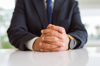 Adam elinde yakın çekim