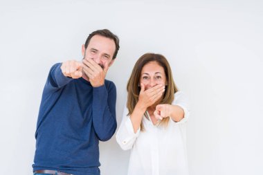 Güzel orta yaş kaç aşk izole içinde gülme sizin parmak el kamerasıyla ağzına, utanç ifadesi işaret eden arka plan