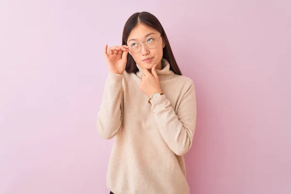 Mujer Joven China Con Jersey Cuello Alto Gafas Sobre Fondo —  Fotos de Stock