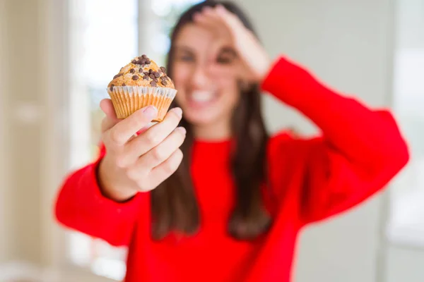 Bella Giovane Donna Mangiare Gocce Cioccolato Muffin Con Viso Felice — Foto Stock