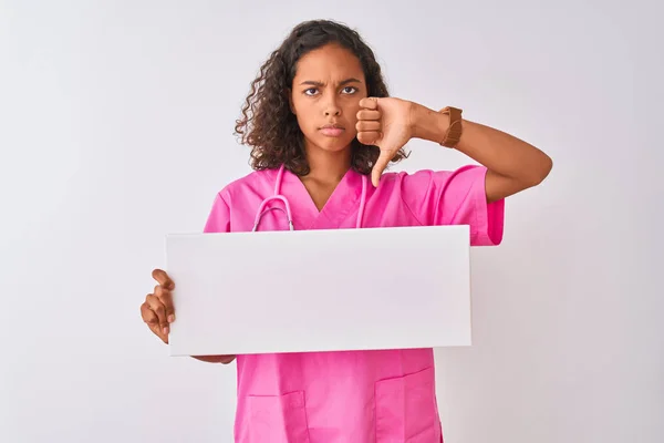 Junge Brasilianische Krankenschwester Mit Transparent Vor Isoliertem Weißem Hintergrund Mit — Stockfoto