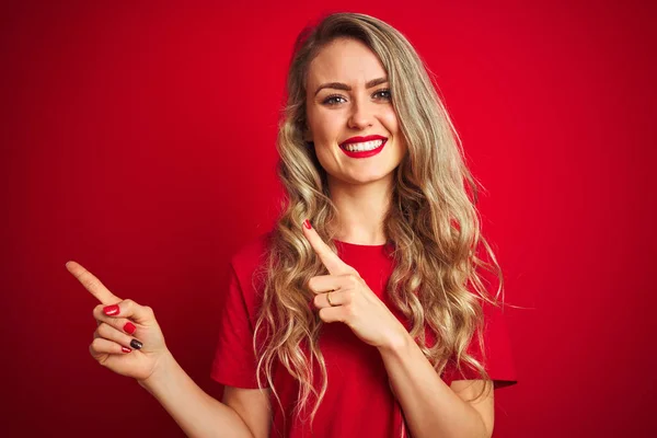 Junge Schöne Frau Einfachem Shirt Steht Lächelnd Über Rotem Isoliertem — Stockfoto