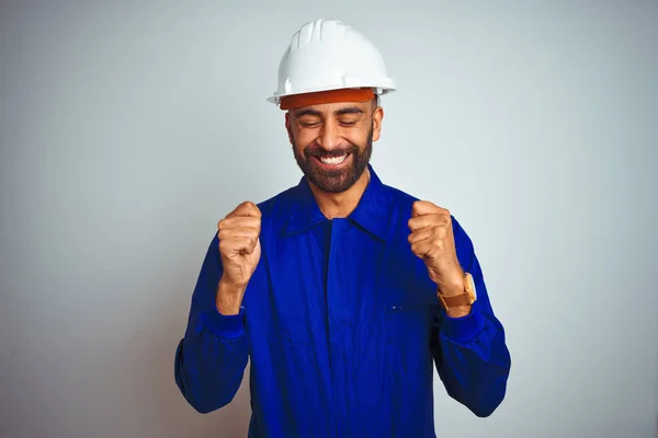 Bello Indiano Lavoratore Indossa Uniforme Casco Sfondo Bianco Isolato Eccitato — Foto Stock