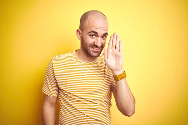 Ung Skallig Man Med Skägg Bär Casual Randig Shirt Över — Stockfoto