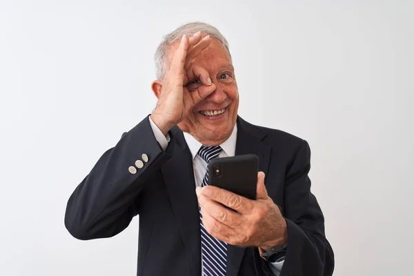 Senior Grey Haired Affärsman Med Smartphone Stående Över Isolerad Vit — Stockfoto