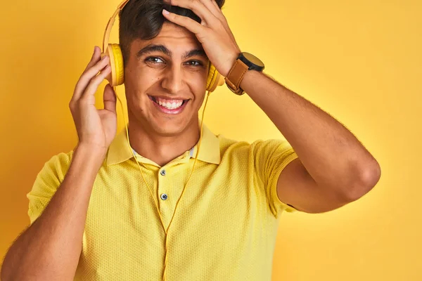 Jonge Indiase Man Luisteren Naar Muziek Met Behulp Van Een — Stockfoto