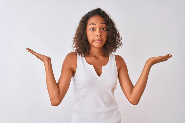 Jonge Braziliaanse Vrouw Dragen Casual Shirt Staande Geïsoleerde Witte Achtergrond — Stockfoto