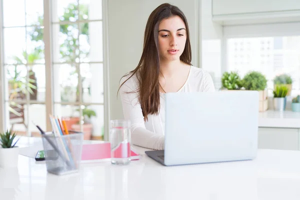 Junge schöne Frau arbeitet konzentriert mit Computer-Laptop — Stockfoto