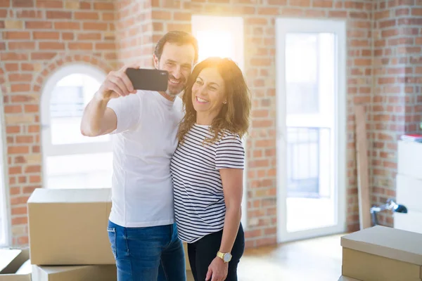 Coppia Romantica Anziana Mezza Età Innamorata Scatole Giro Trasferirsi Una — Foto Stock